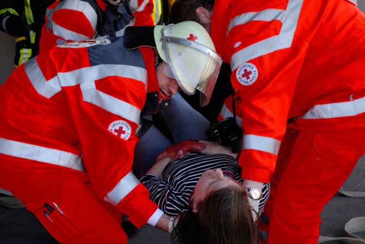 Helferübung: Bereitschaften - Sanitätsdienst; Journalistencamp Szenario „Brandanschlag auf ein Jugendheim“ Helferübung: Bereitschaften - Sanitätsdienst; Journalistencamp Szenario „Brandanschlag auf ein Jugendheim“